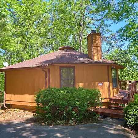 Smoky View Chalet, 2 Bedrooms, Pool Table, Foosball, Pool Access, Sleeps 6